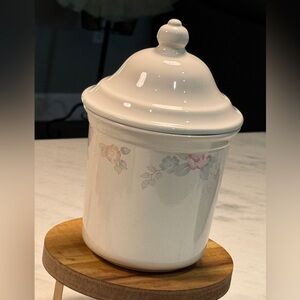 Pfaltzgraff Vintage Wyndham Stoneware Canister with lid.